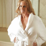 Big boobed mommy Totally Tabitha plays with her vagina in the bathtub
