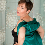 Mature bombshell Kitty Creamer shows her lickable pussy up close