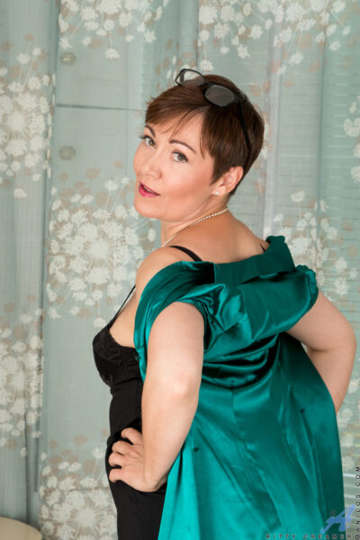 Mature bombshell Kitty Creamer shows her lickable pussy up close Image #6