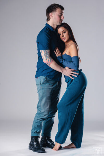 Blake Blossom & Vanna Bardot have a threesome on a loveseat Image #1