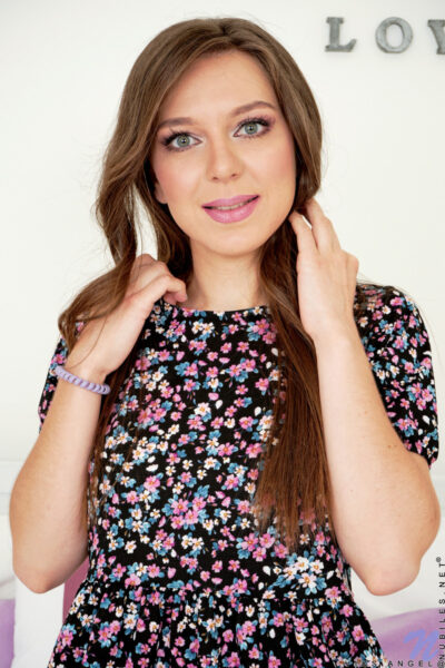 Sweet teen Viks Angel unveils her heavenly body upon her bed Image #1