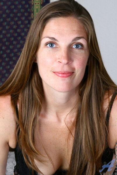 All-natural MILF Laila bangs her trimmed pussy with a purple toy Image #1